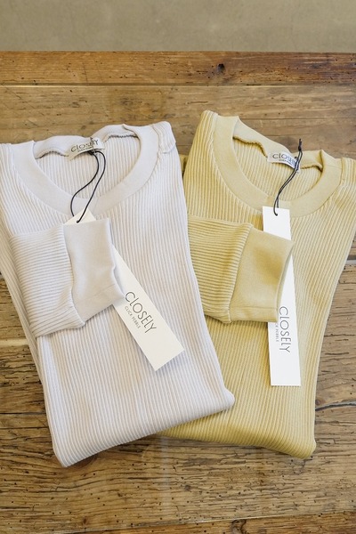 Closely clo irregular rib crew neck